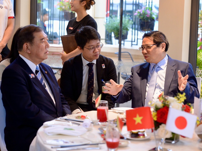 Hai Thủ tướng Việt Nam - Nhật Bản thưởng thức cafe, thăm Bảo t&agrave;ng Lịch sử Quốc gia- Ảnh 2.