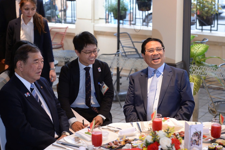 Hai Thủ tướng Việt Nam - Nhật Bản thưởng thức cafe, thăm Bảo t&agrave;ng Lịch sử Quốc gia- Ảnh 3.