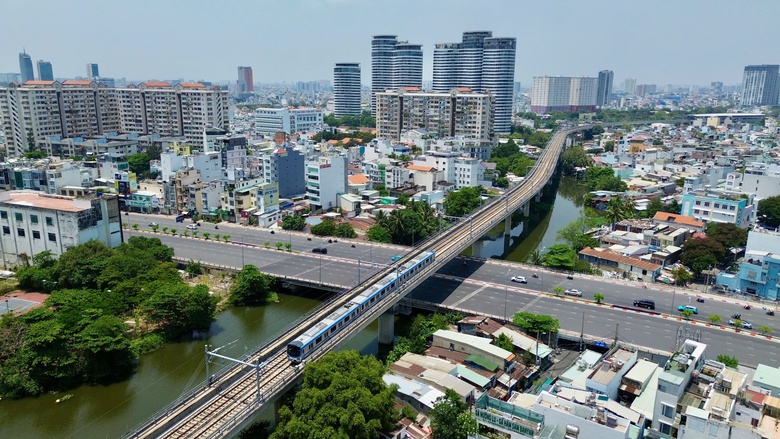 TP.HCM: Metro số 1 chạy từ 4h30 phục vụ người dân đi xem diễu binh mừng Đại lễ 30/4- Ảnh 1. TP.HCM: Metro số 1 chạy từ 4h30 phục vụ người dân đi xem diễu binh mừng Đại lễ 30/4- Ảnh 1.