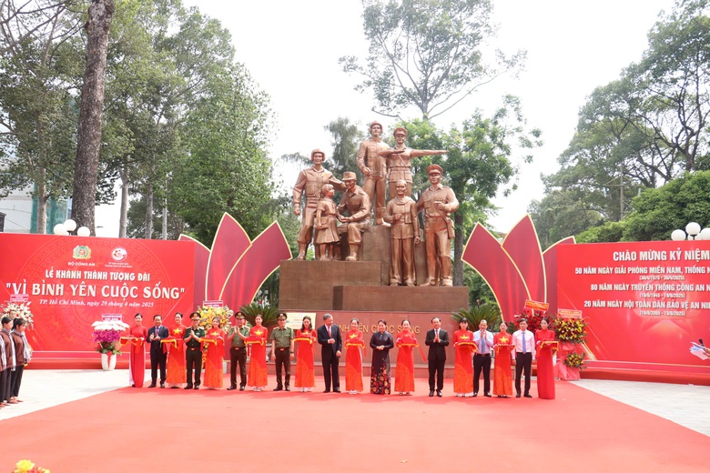 L&atilde;nh đạo Đảng, Nh&agrave; nước d&acirc;ng hương Chủ tịch Hồ Ch&iacute; Minh tại Bến Nh&agrave; Rồng- Ảnh 4.