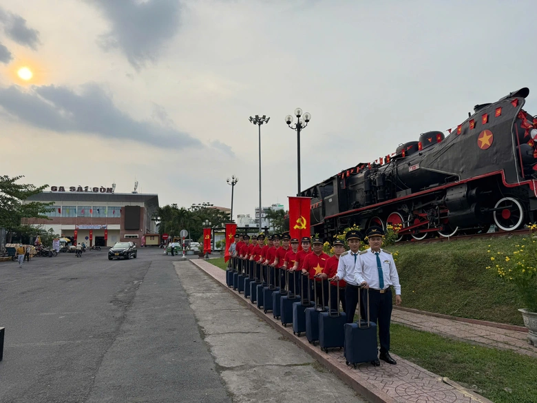 Khởi h&agrave;nh chuyến t&agrave;u đặc biệt ch&agrave;o mừng ng&agrave;y đất nước ho&agrave;n to&agrave;n giải ph&oacute;ng- Ảnh 2.