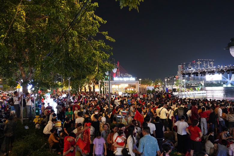 Người d&acirc;n đổ về trung t&acirc;m TP.HCM cắm trại qua đ&ecirc;m chờ xem diễu binh, diễu h&agrave;nh- Ảnh 1.