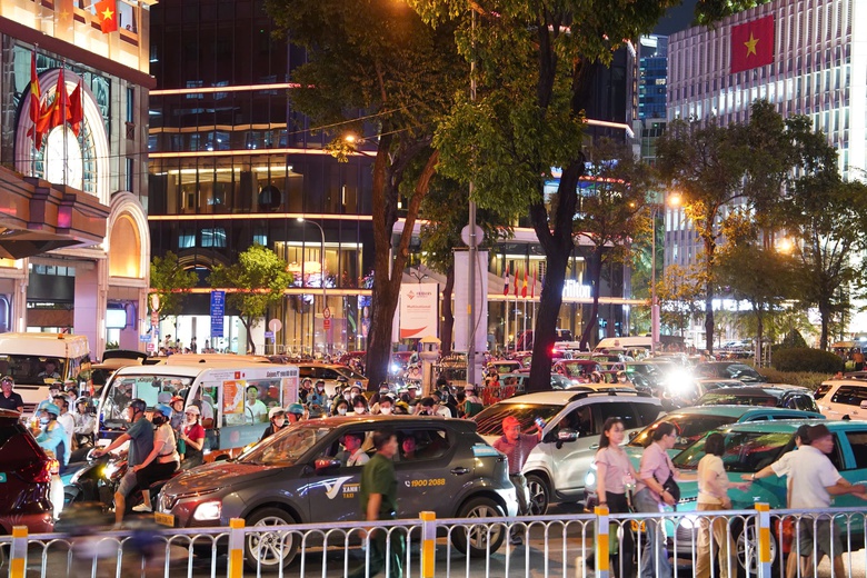 Người d&acirc;n đổ về trung t&acirc;m TP.HCM cắm trại qua đ&ecirc;m chờ xem diễu binh, diễu h&agrave;nh- Ảnh 2.