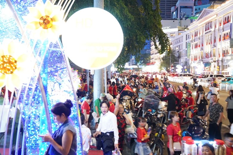 Người d&acirc;n đổ về trung t&acirc;m TP.HCM cắm trại qua đ&ecirc;m chờ xem diễu binh, diễu h&agrave;nh- Ảnh 8.