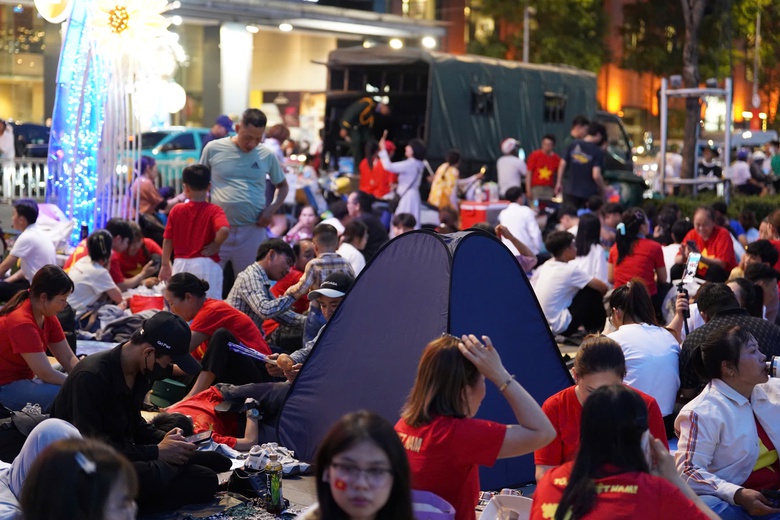 Người d&acirc;n đổ về trung t&acirc;m TP.HCM cắm trại qua đ&ecirc;m chờ xem diễu binh, diễu h&agrave;nh- Ảnh 10.