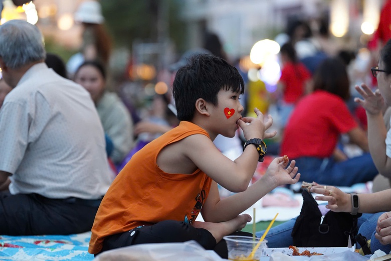 Người d&acirc;n đổ về trung t&acirc;m TP.HCM cắm trại qua đ&ecirc;m chờ xem diễu binh, diễu h&agrave;nh- Ảnh 6.