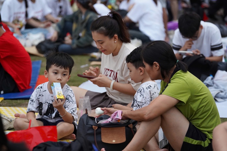 Người d&acirc;n đổ về trung t&acirc;m TP.HCM cắm trại qua đ&ecirc;m chờ xem diễu binh, diễu h&agrave;nh- Ảnh 3.