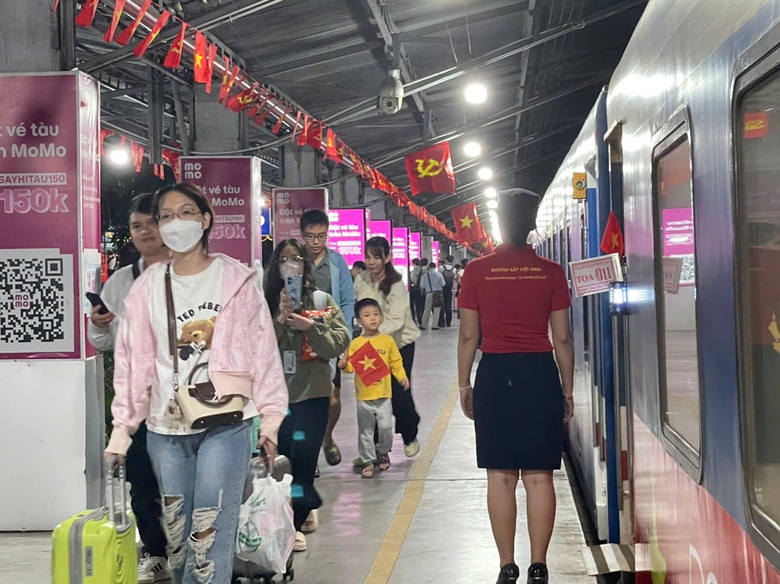 Khởi h&agrave;nh chuyến t&agrave;u đặc biệt ch&agrave;o mừng ng&agrave;y đất nước ho&agrave;n to&agrave;n giải ph&oacute;ng- Ảnh 9.