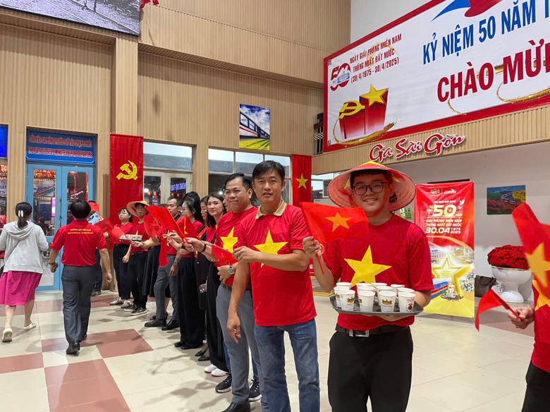 Khởi h&agrave;nh chuyến t&agrave;u đặc biệt ch&agrave;o mừng ng&agrave;y đất nước ho&agrave;n to&agrave;n giải ph&oacute;ng- Ảnh 5.