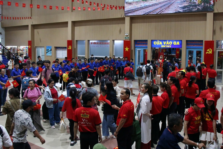 Khởi h&agrave;nh chuyến t&agrave;u đặc biệt ch&agrave;o mừng ng&agrave;y đất nước ho&agrave;n to&agrave;n giải ph&oacute;ng- Ảnh 4.