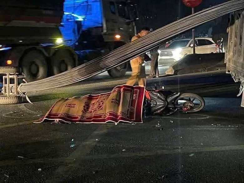 Hai thanh ni&ecirc;n đi xe m&aacute;y về H&agrave; Nam nghỉ lễ, một người tử vong v&igrave; đ&acirc;m v&agrave;o xe tự chế- Ảnh 1.