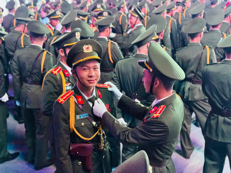 D&ograve;ng người đổ về trung t&acirc;m TP.HCM, chờ xuy&ecirc;n đ&ecirc;m xem diễu binh, diễu h&agrave;nh- Ảnh 5.