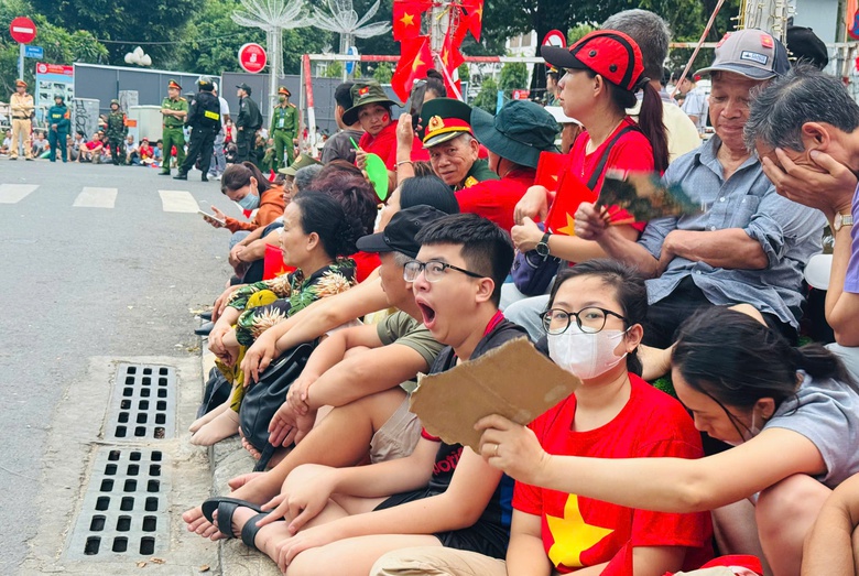 D&ograve;ng người đổ về trung t&acirc;m TP.HCM, chờ xuy&ecirc;n đ&ecirc;m xem diễu binh, diễu h&agrave;nh- Ảnh 11.