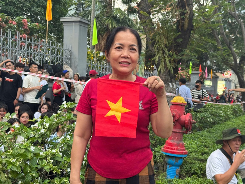 D&ograve;ng người đổ về trung t&acirc;m TP.HCM, chờ xuy&ecirc;n đ&ecirc;m xem diễu binh, diễu h&agrave;nh- Ảnh 12.
