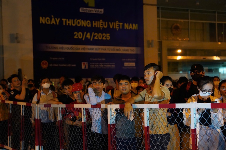 D&ograve;ng người đổ về trung t&acirc;m TP.HCM, chờ xuy&ecirc;n đ&ecirc;m xem diễu binh, diễu h&agrave;nh- Ảnh 13.