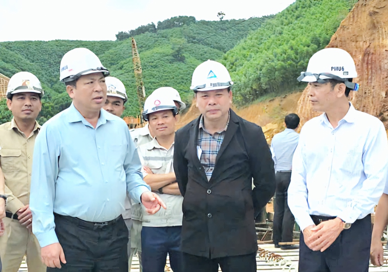 Bộ trưởng Trần Hồng Minh: R&otilde; tinh thần "vượt nắng thắng mưa", khoan hầm, nối cầu cao tốc- Ảnh 1.