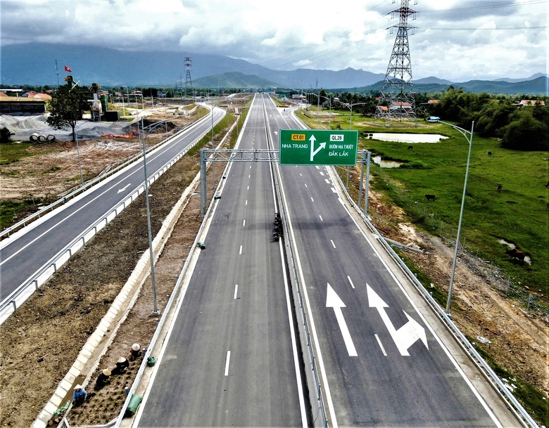 Chạy đua nối th&ocirc;ng 4 tuyến cao tốc dịp 30/4- Ảnh 1.