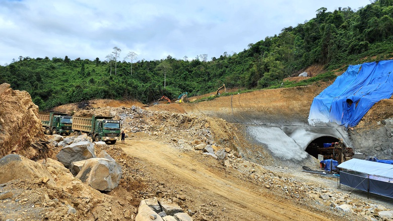 Bộ trưởng Trần Hồng Minh: R&otilde; tinh thần "vượt nắng thắng mưa", khoan hầm, nối cầu cao tốc- Ảnh 2.