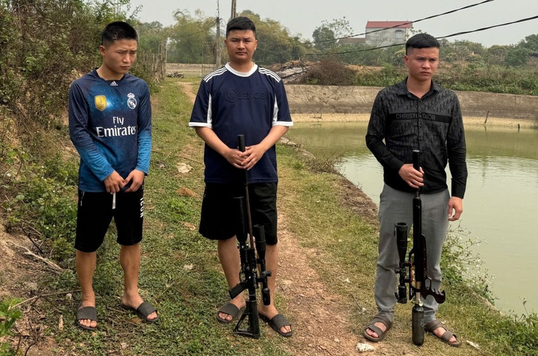 Sử dụng súng nén hơi để bắn chim, 3 thanh niên ở Bắc Giang bị khởi tố- Ảnh 1. Sử dụng súng nén hơi để bắn chim, 3 thanh niên ở Bắc Giang bị khởi tố- Ảnh 1.