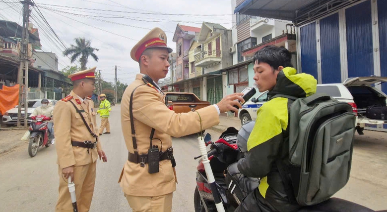 Sau giải thể công an huyện, CSGT Lạng Sơn duy trì tuần tra, khép kín địa bàn- Ảnh 1. Sau giải thể công an huyện, CSGT Lạng Sơn duy trì tuần tra, khép kín địa bàn- Ảnh 1.