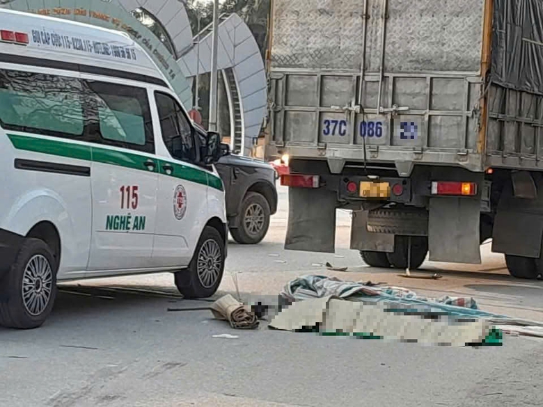 Xe tải cuốn xe m&aacute;y v&agrave;o gầm, một phụ nữ tử vong- Ảnh 1.