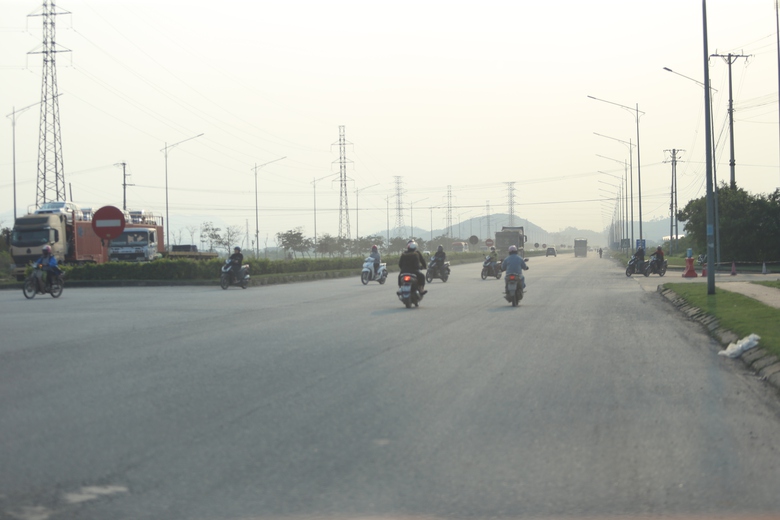 Cảnh báo tình trạng công nhân khu công nghiệp đi ngược chiều tràn lan trên QL7C- Ảnh 1. Cảnh báo tình trạng công nhân khu công nghiệp đi ngược chiều tràn lan trên QL7C- Ảnh 1.