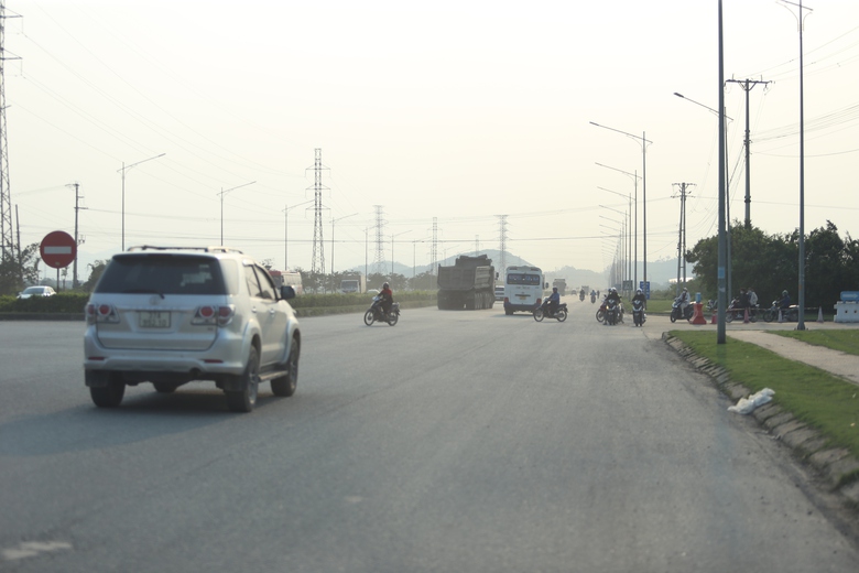 Cảnh báo tình trạng công nhân khu công nghiệp đi ngược chiều tràn lan trên QL7C- Ảnh 2. Cảnh báo tình trạng công nhân khu công nghiệp đi ngược chiều tràn lan trên QL7C- Ảnh 2.