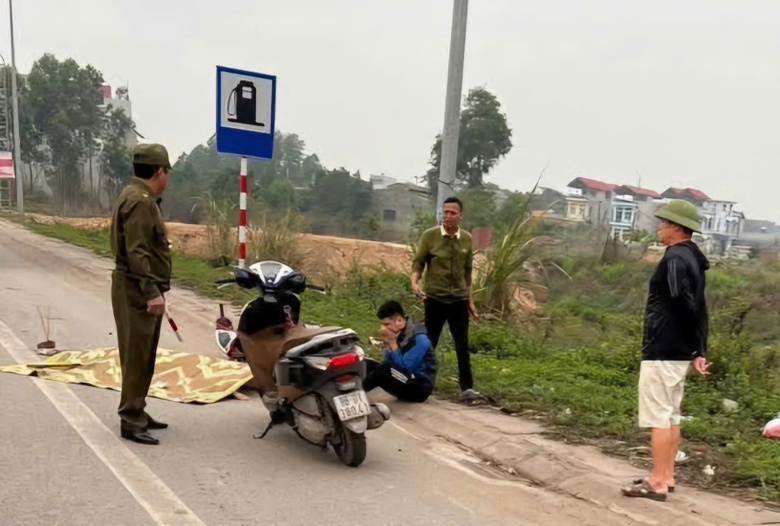 Va chạm xe đầu k&eacute;o đi c&ugrave;ng chiều, người phụ nữ tử vong- Ảnh 1.