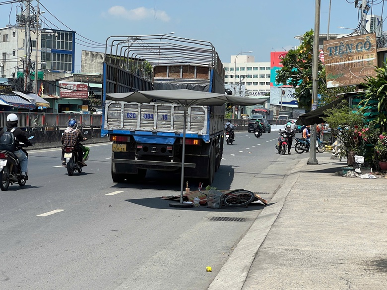 Bất ngờ ngã xuống đường, cụ bà bị xe tải cán tử vong- Ảnh 1. Bất ngờ ngã xuống đường, cụ bà bị xe tải cán tử vong- Ảnh 1.
