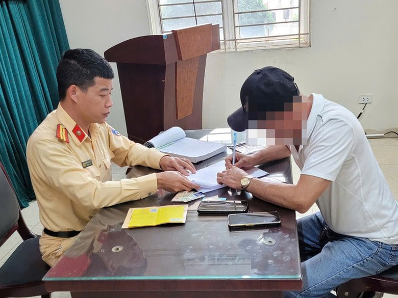 Tài xế xe khách chèn ép xe máy trên Đại lộ Thăng Long bị phạt tiền, trừ điểm bằng lái- Ảnh 1. Tài xế xe khách chèn ép xe máy trên Đại lộ Thăng Long bị phạt tiền, trừ điểm bằng lái- Ảnh 1.