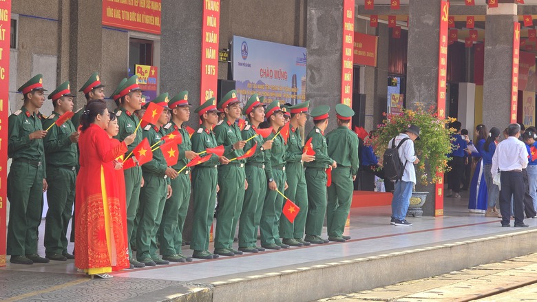 Đo&agrave;n t&agrave;u Thống Nhất hội ngộ tại ga Đ&agrave; Nẵng, t&aacute;i hiện kh&iacute; thế lịch sử- Ảnh 7.