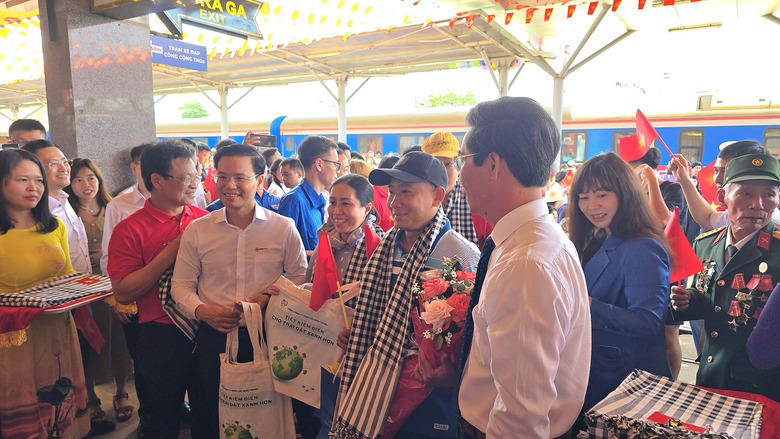 Đo&agrave;n t&agrave;u Thống Nhất hội ngộ tại ga Đ&agrave; Nẵng, t&aacute;i hiện kh&iacute; thế lịch sử- Ảnh 6.