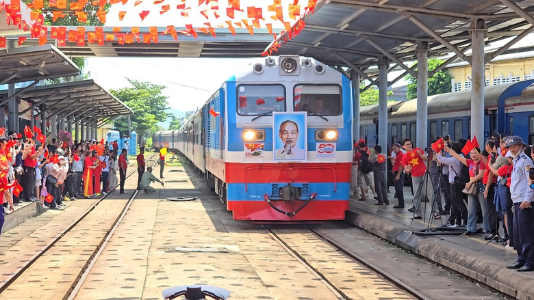 Đo&agrave;n t&agrave;u Thống Nhất hội ngộ tại ga Đ&agrave; Nẵng, t&aacute;i hiện kh&iacute; thế lịch sử- Ảnh 1.