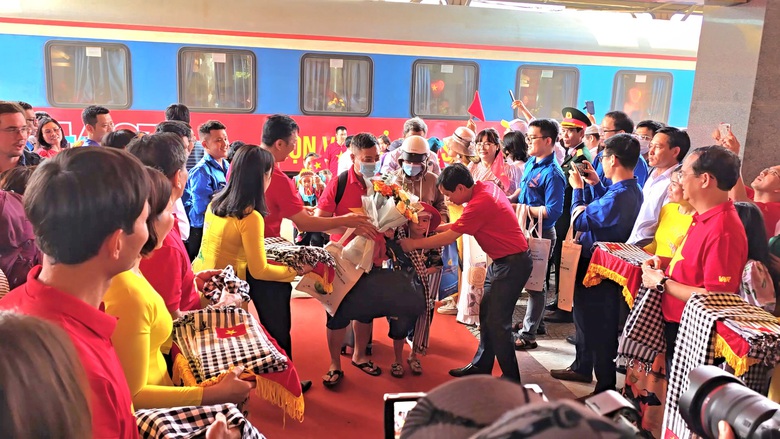 Đo&agrave;n t&agrave;u Thống Nhất hội ngộ tại ga Đ&agrave; Nẵng, t&aacute;i hiện kh&iacute; thế lịch sử- Ảnh 3.