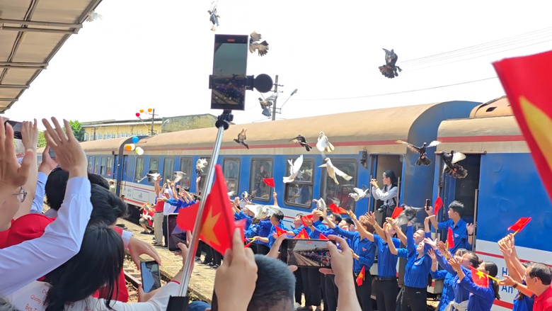Đo&agrave;n t&agrave;u Thống Nhất hội ngộ tại ga Đ&agrave; Nẵng, t&aacute;i hiện kh&iacute; thế lịch sử- Ảnh 5.