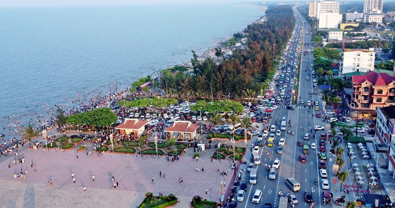 H&agrave;ng vạn du kh&aacute;ch đổ về biển Cửa L&ograve; dịp nghỉ lễ- Ảnh 1.