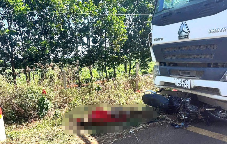 Va chạm với xe tải, nam thanh ni&ecirc;n đi xe m&aacute;y tử vong tại chỗ- Ảnh 1.