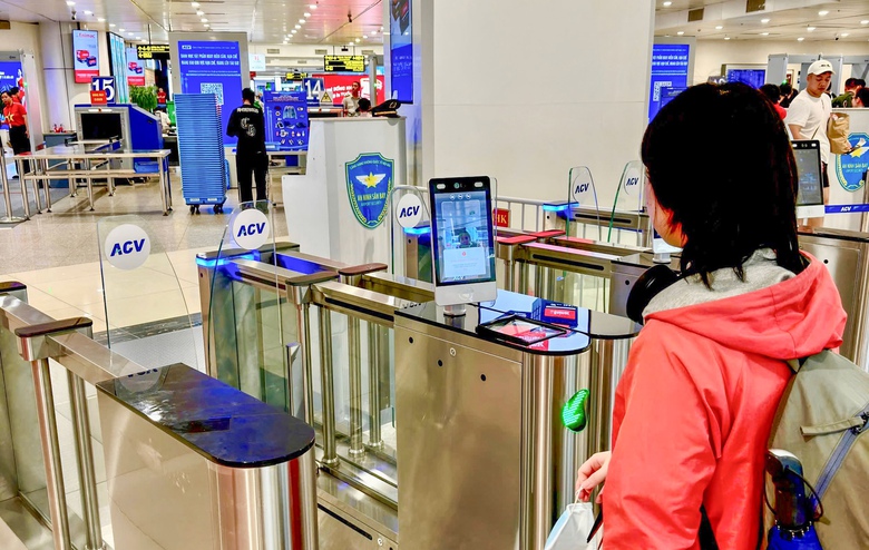 Đặt v&eacute; bay Vietjet, l&agrave;m thủ tục dễ d&agrave;ng bằng sinh trắc học tr&ecirc;n ứng dụng VNeID- Ảnh 1.