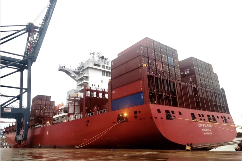 Cảng biển tất bật làm hàng xuyên lễ- Ảnh 1. Cảng biển tất bật làm hàng xuyên lễ- Ảnh 1.