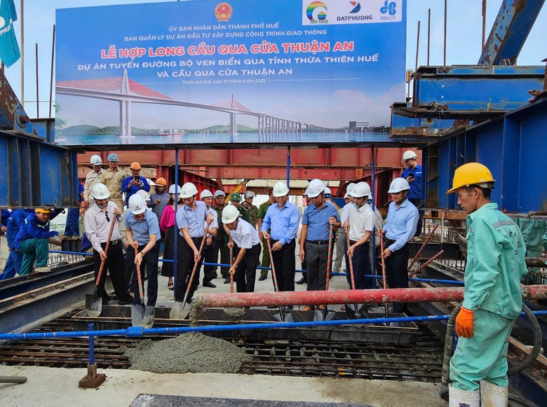 Hợp long cầu vượt cửa biển 2.400 tỷ đồng d&agrave;i nhất miền Trung- Ảnh 1.