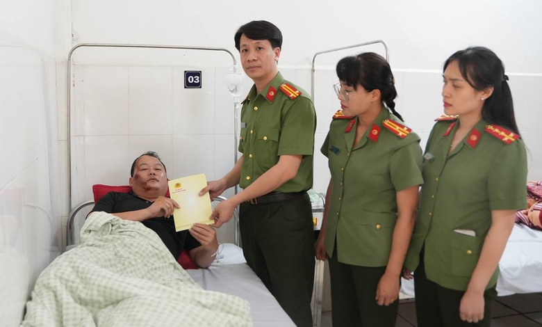 Tạm giữ đối tượng đi xe m&aacute;y lạng l&aacute;ch, đ&acirc;m thiếu t&aacute; CSGT bị thương- Ảnh 1.