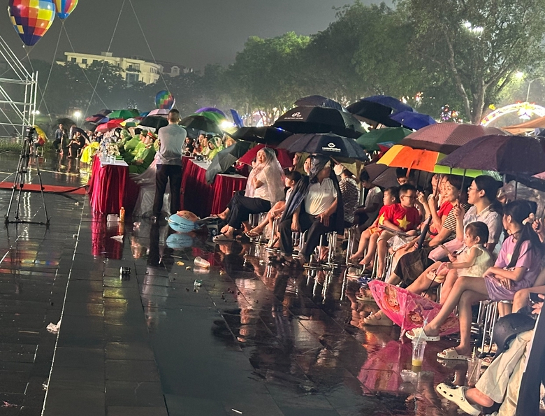 Vĩnh Ph&uacute;c: Người d&acirc;n đội mưa xem Festival Khinh kh&iacute; cầu 2025- Ảnh 2.