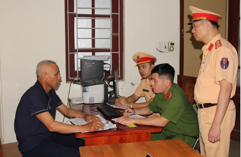 Tạm giữ h&igrave;nh sự l&aacute;i xe tự chế k&eacute;o sắt c&acirc;y, l&agrave;m 2 người đi xe m&aacute;y thương vong- Ảnh 1.