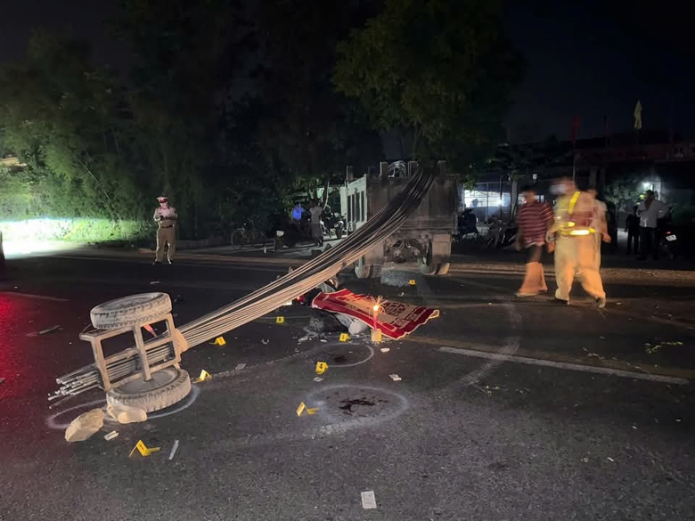 Tạm giữ h&igrave;nh sự l&aacute;i xe tự chế k&eacute;o sắt c&acirc;y, l&agrave;m 2 người đi xe m&aacute;y thương vong- Ảnh 2.