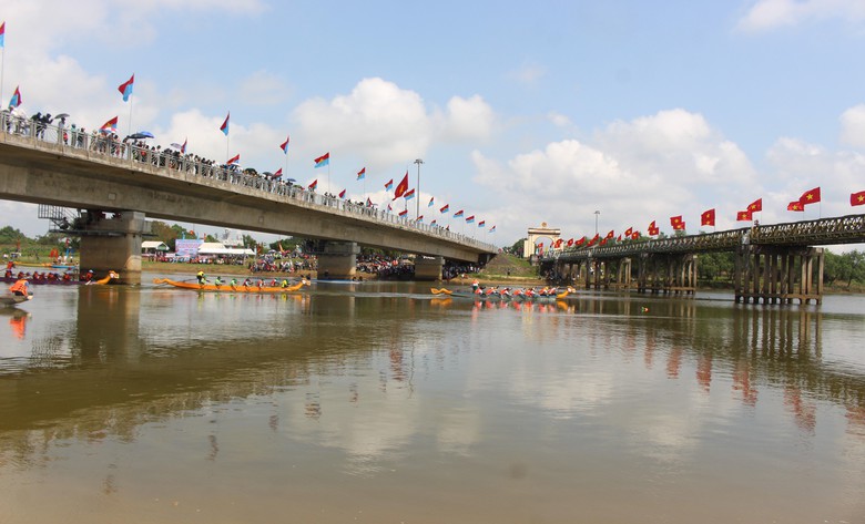 H&agrave;ng ngh&igrave;n người d&acirc;n đội nắng cổ vũ giải đua thuyền ng&agrave;y hội thống nhất non s&ocirc;ng- Ảnh 10.