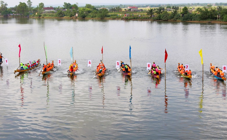 H&agrave;ng ngh&igrave;n người d&acirc;n đội nắng cổ vũ giải đua thuyền ng&agrave;y hội thống nhất non s&ocirc;ng- Ảnh 3.