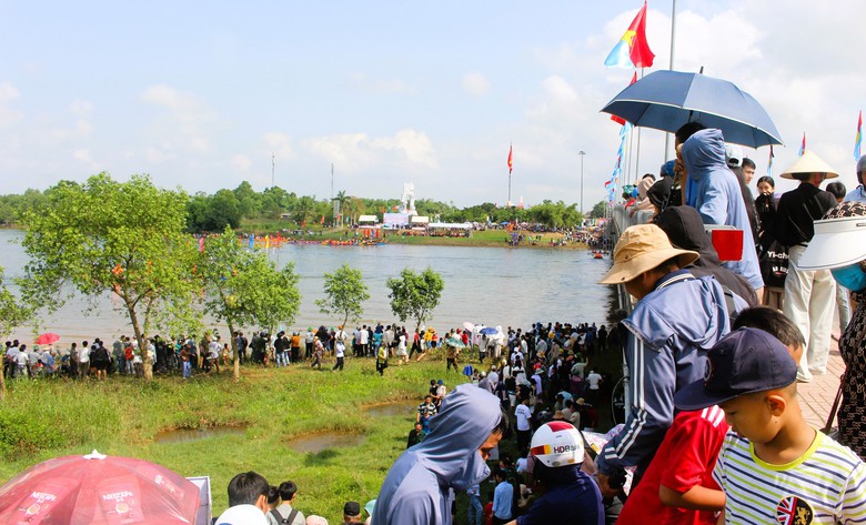 H&agrave;ng ngh&igrave;n người d&acirc;n đội nắng cổ vũ giải đua thuyền ng&agrave;y hội thống nhất non s&ocirc;ng- Ảnh 4.