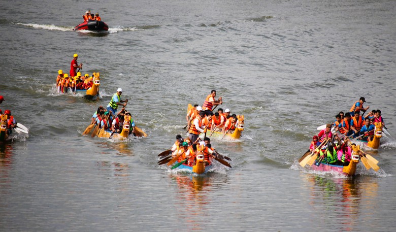 H&agrave;ng ngh&igrave;n người d&acirc;n đội nắng cổ vũ giải đua thuyền ng&agrave;y hội thống nhất non s&ocirc;ng- Ảnh 5.