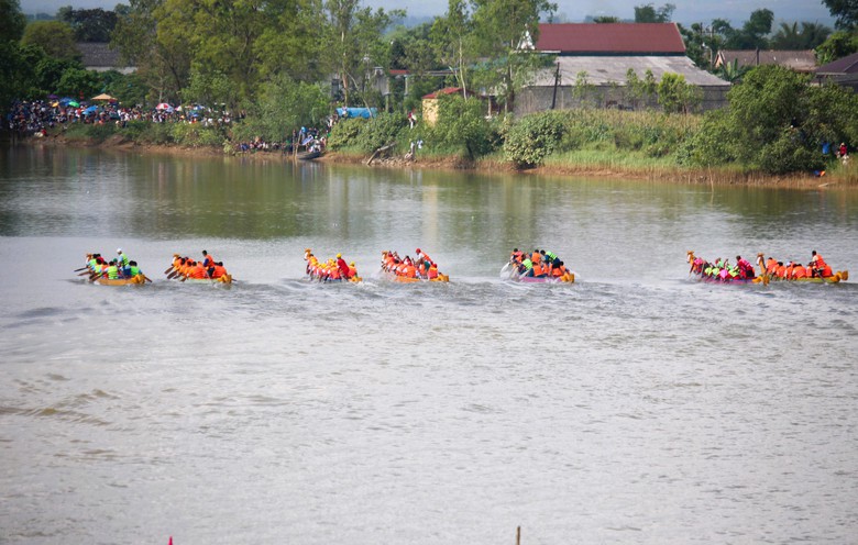 H&agrave;ng ngh&igrave;n người d&acirc;n đội nắng cổ vũ giải đua thuyền ng&agrave;y hội thống nhất non s&ocirc;ng- Ảnh 6.