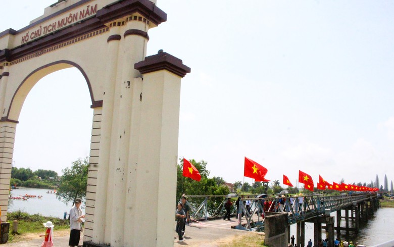 H&agrave;ng ngh&igrave;n người d&acirc;n đội nắng cổ vũ giải đua thuyền ng&agrave;y hội thống nhất non s&ocirc;ng- Ảnh 9.